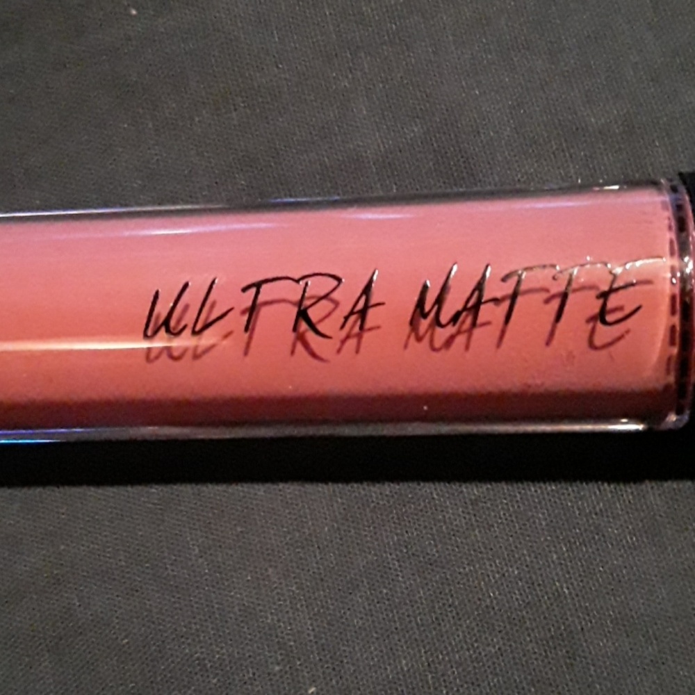 Ultra matte liquid lipstick